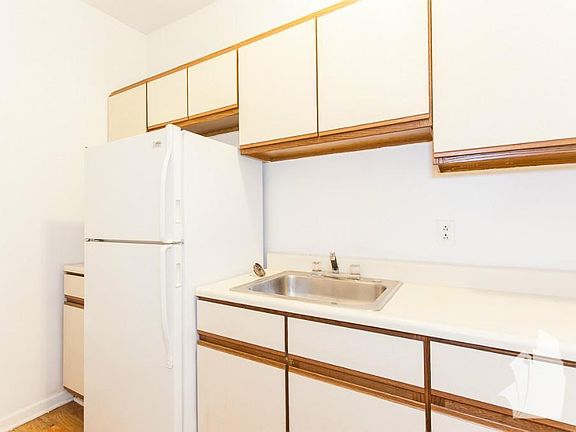 5th image of 654 W Cornelia Ave #17