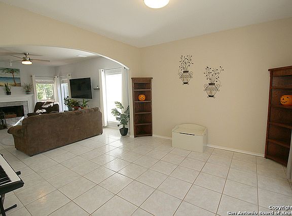 5th image of 911 Hedgestone Dr