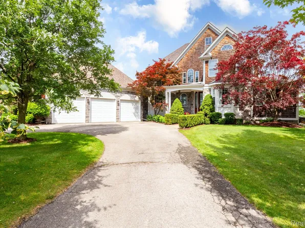 18100 Meridian Rd, Grosse Ile, MI 48138