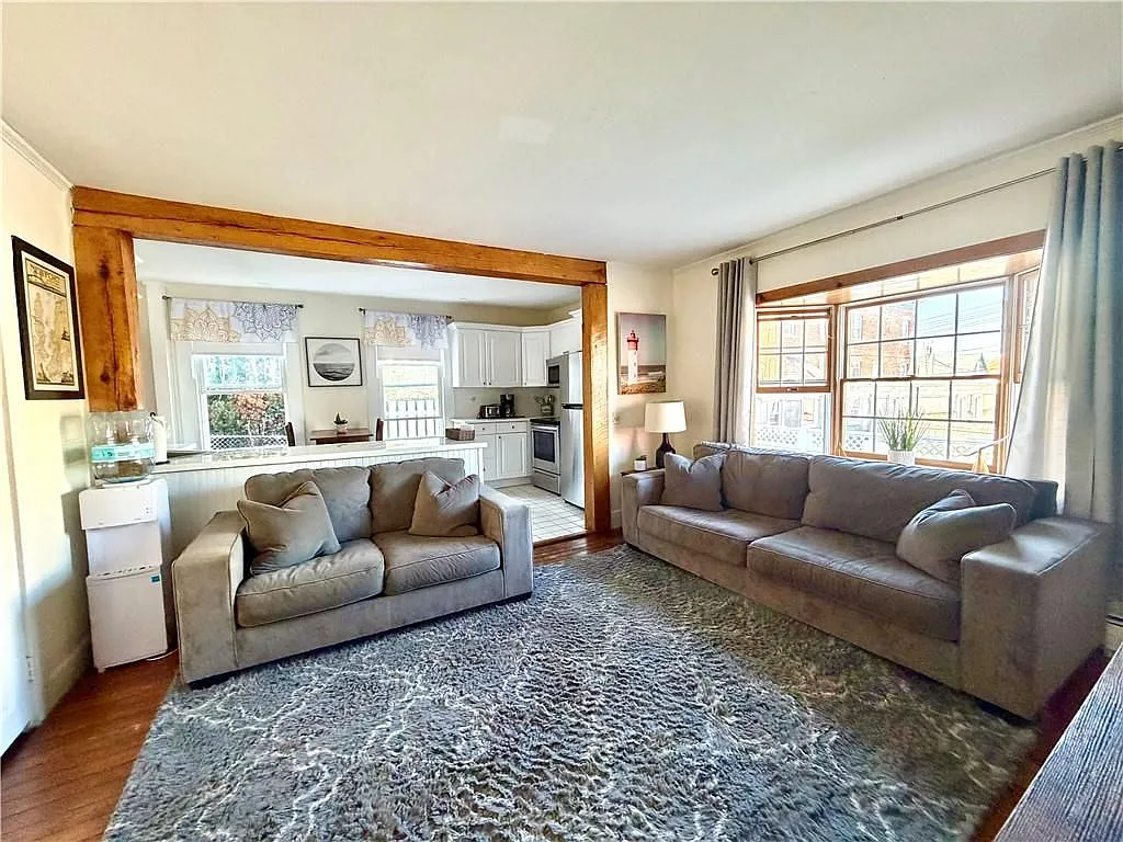 3 bed, 2.0 bath, 989 sqft, $2,700 — Photo 3