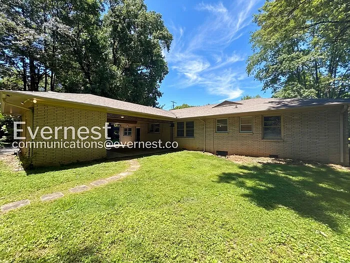 711 Elliott Dr — Photo 2