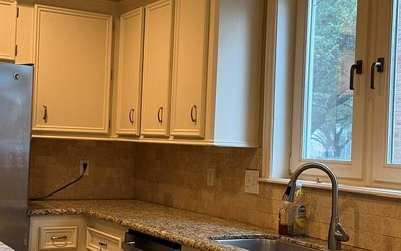 5th image of 907 Goldfinch Ave