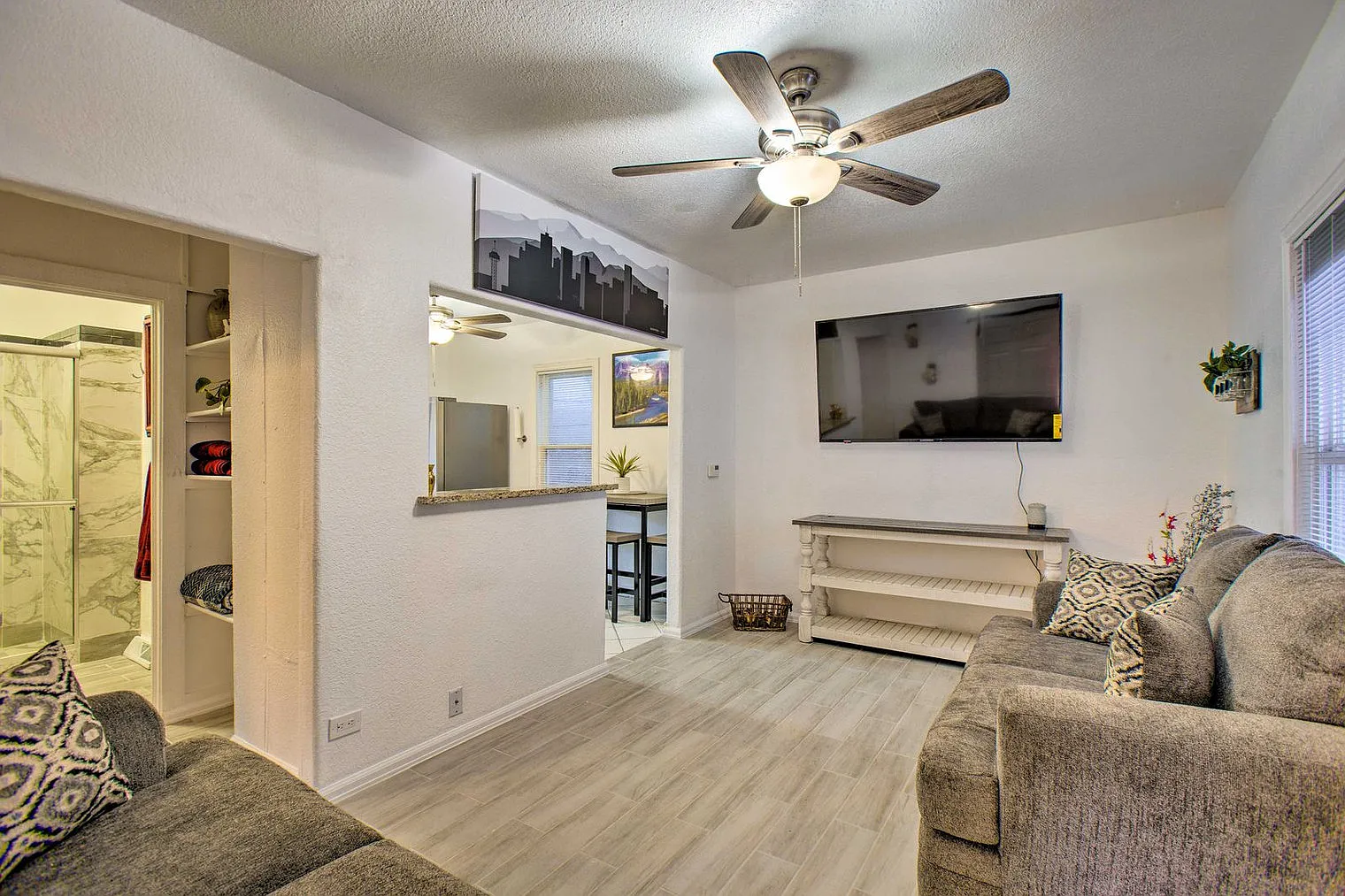 2 bed, 1.0 bath, 893 sqft, $3,037 — Photo 2
