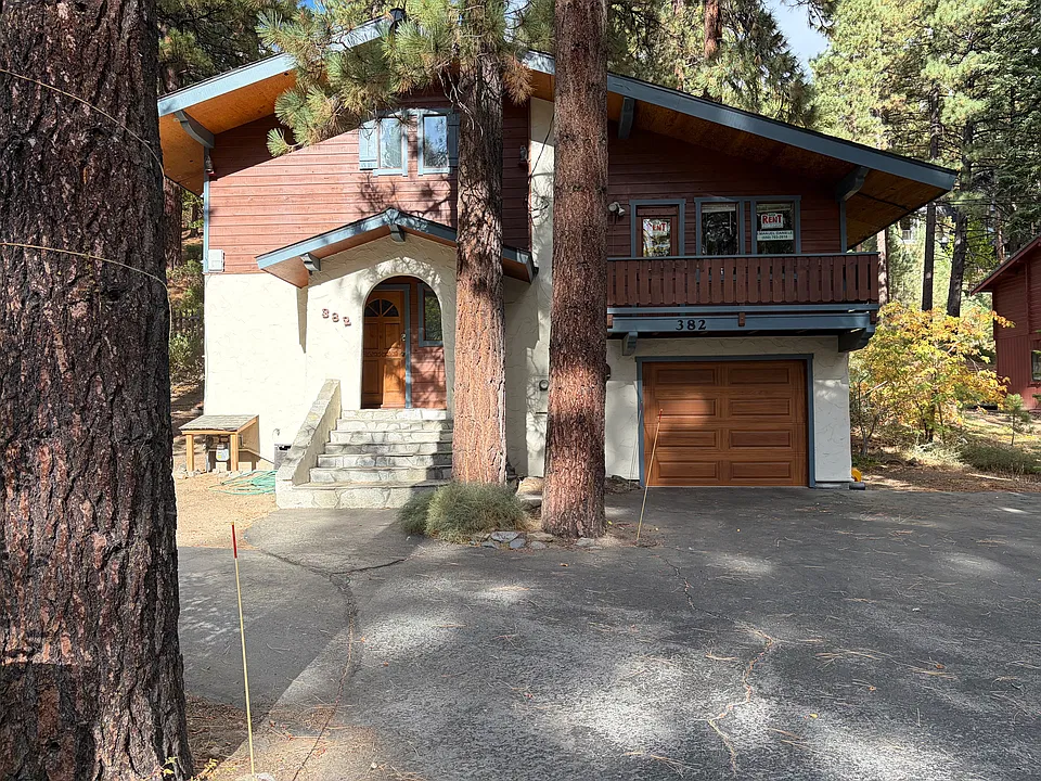382 Country Club Dr