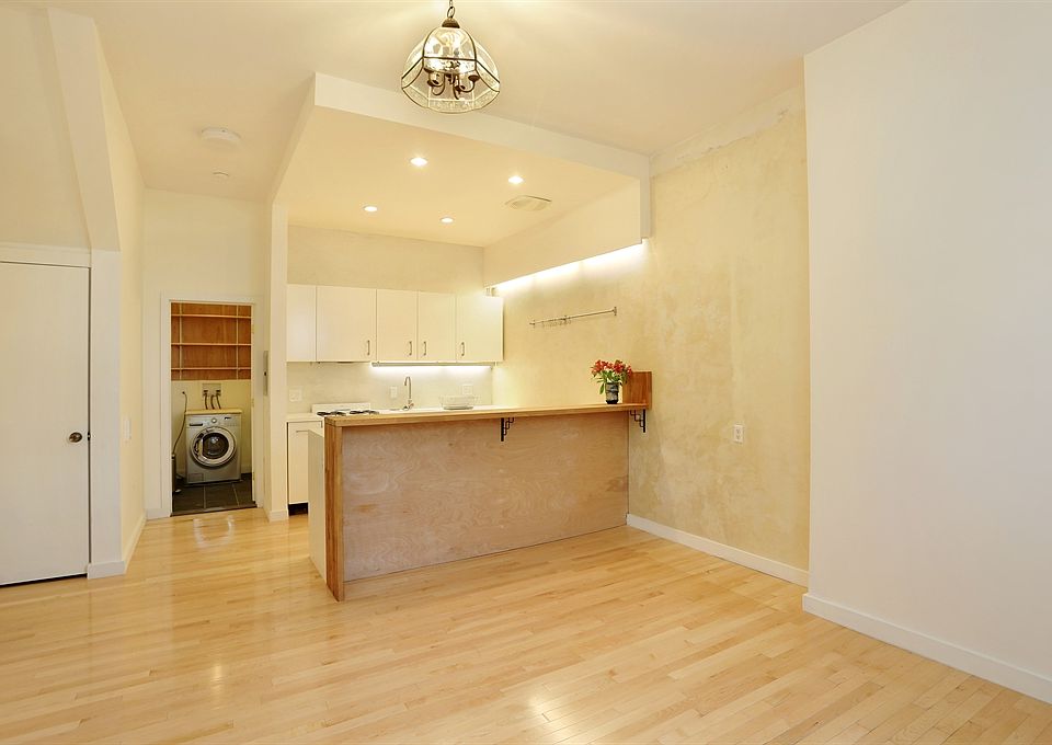 2nd image of 191A Richards St #1