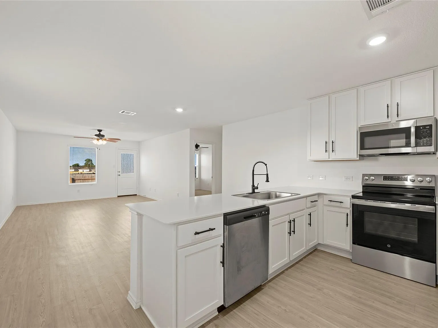 3 bed, 2.0 bath, 1380 sqft, $1,600 — Photo 4