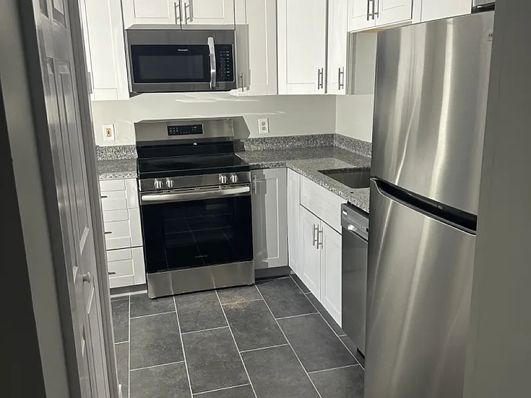 92 Oak St #17 — Photo 1