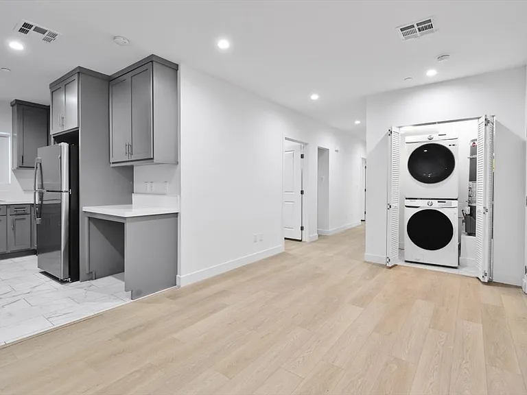 10609 S Inglewood Ave — Photo 8