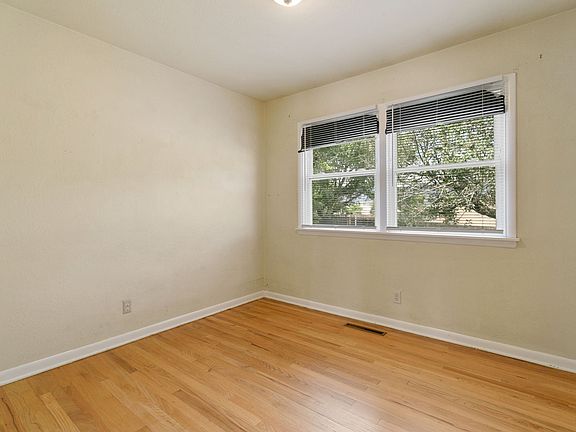 3rd image of 3908 Meadow Ln