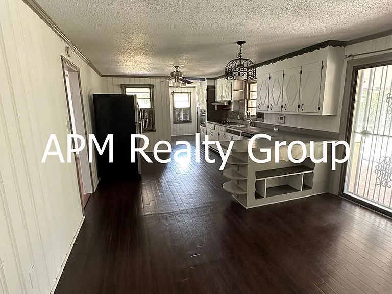 1421 Adella St — Photo 4