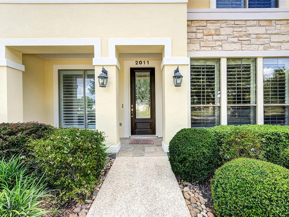 2011 Spring Cedar Ln