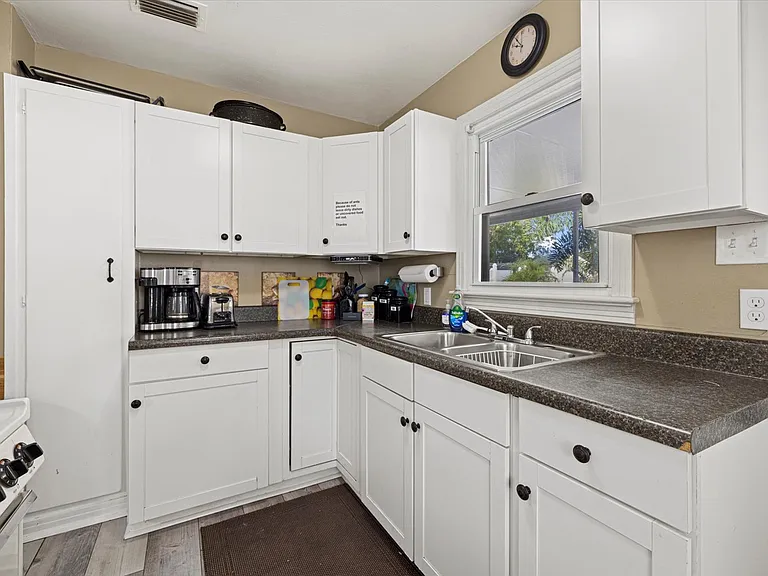 1220 Rhodes Ave — Photo 9