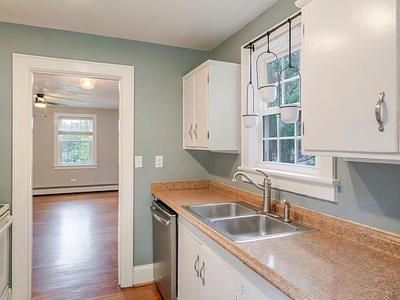 Kitchen. Dishwasher/Microwave.