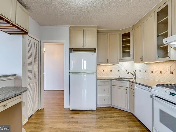 3rd image of 3701 S George Mason Dr Unit 1814N