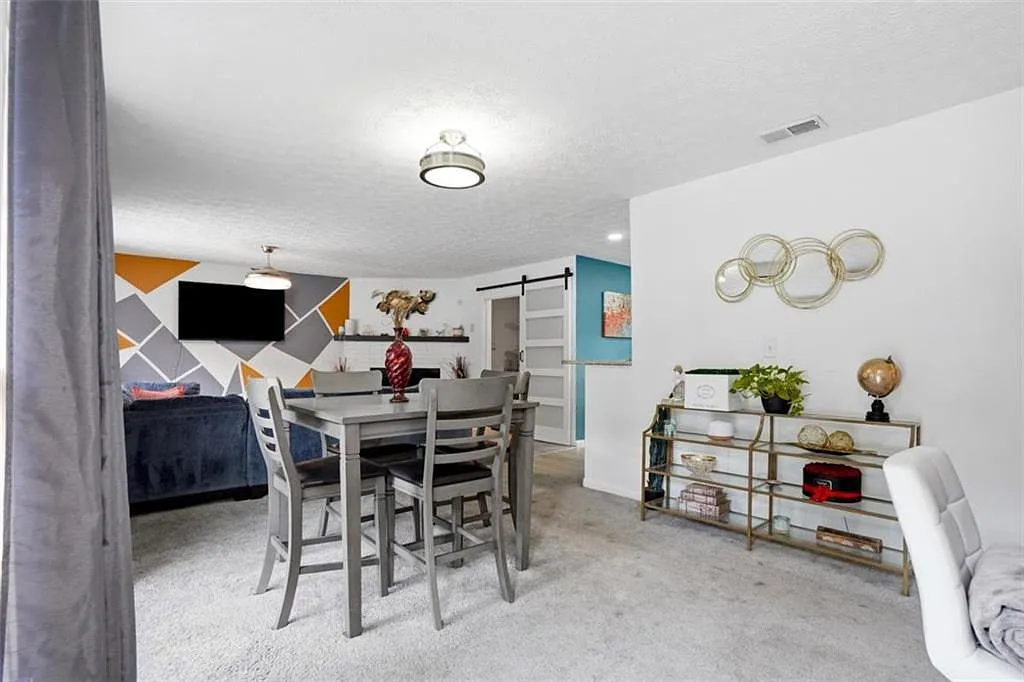 3 bed, 2.0 bath, 1050 sqft, $1,830 — Photo 3