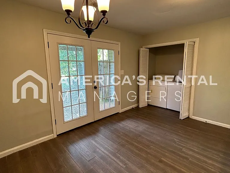 2422 Hampstead Dr — Photo 11