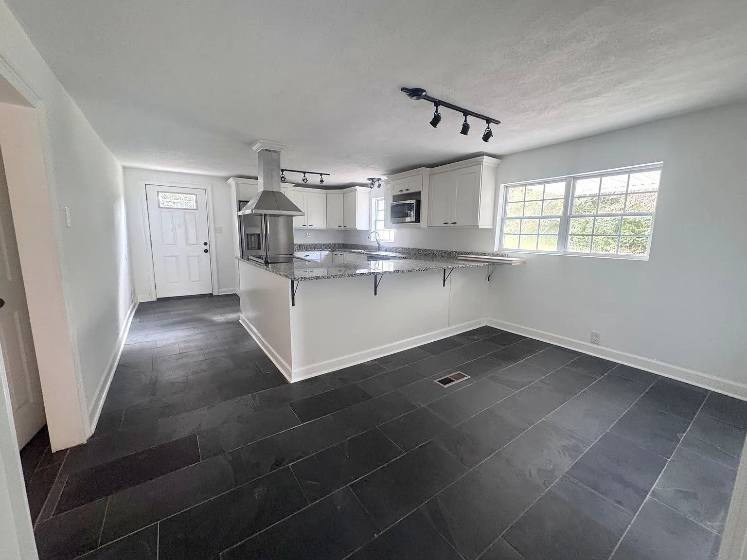 4 bed, 2400 sqft, $2,800 — Photo 4