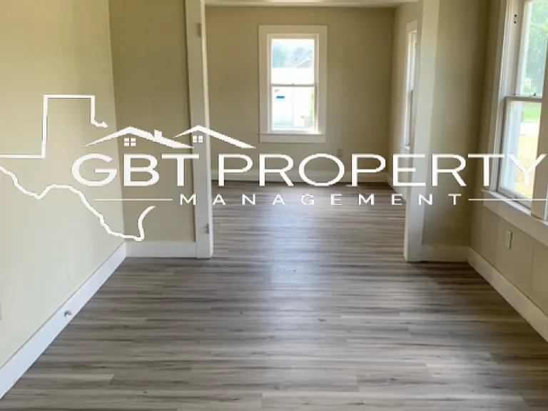 1108 E Lee Ave — Photo 3