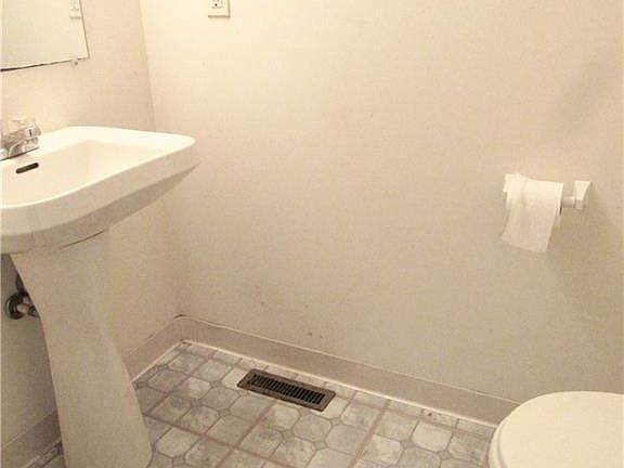 5th image of 95 Annadale Ave