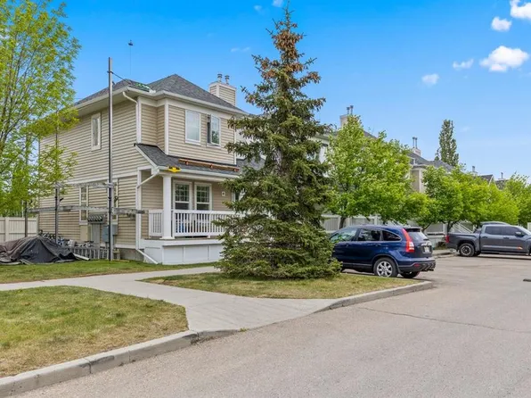189 SW Country Village Mnr NE, Calgary, AB T3K 0L6
