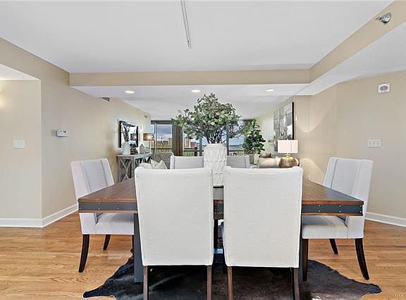 4th image of 600 E Admiral Blvd #801