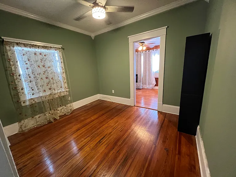 2511 Burlington Ave N — Photo 4