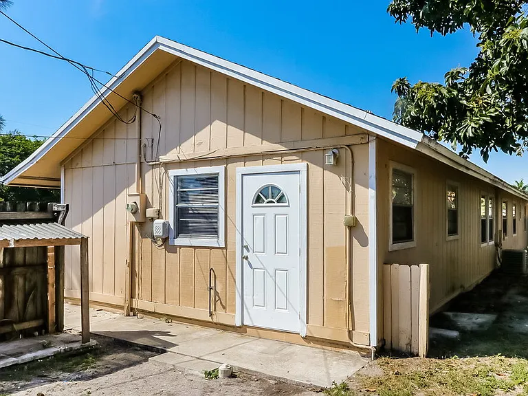 200 Perry Ave — Photo 16