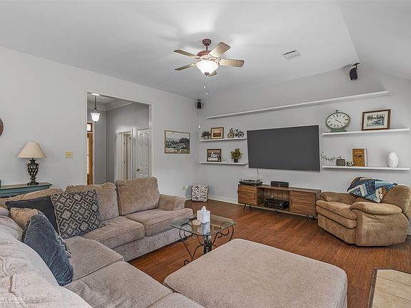 3rd image of 4228 Parkridge Dr