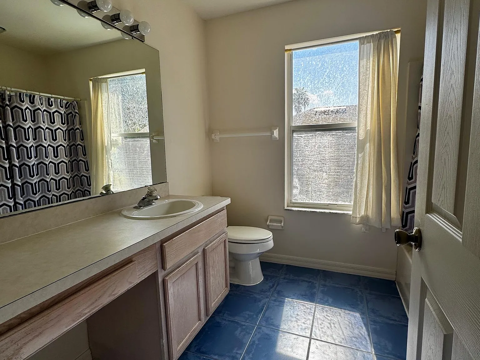 5 bed, 2272 sqft, $2,950 — Photo 4
