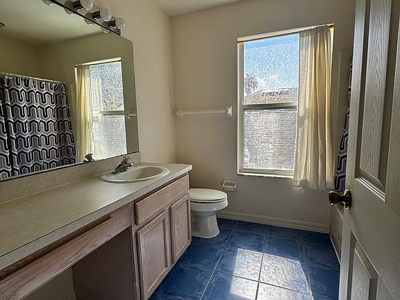4th image of 561 Buckingham Cir