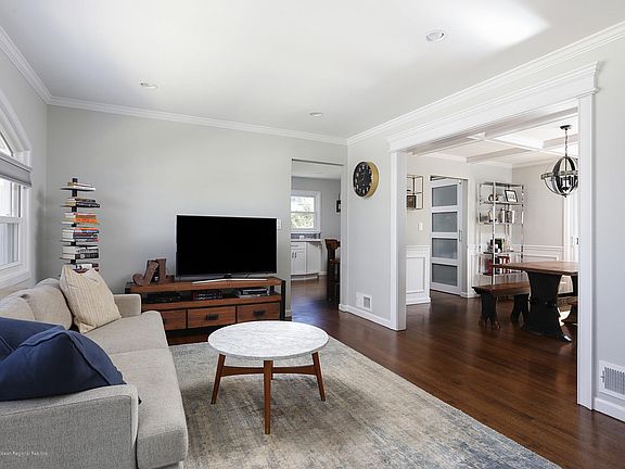 2nd image of 34 N Park Ave