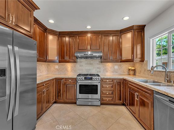 5th image of 924 E Tujunga Ave