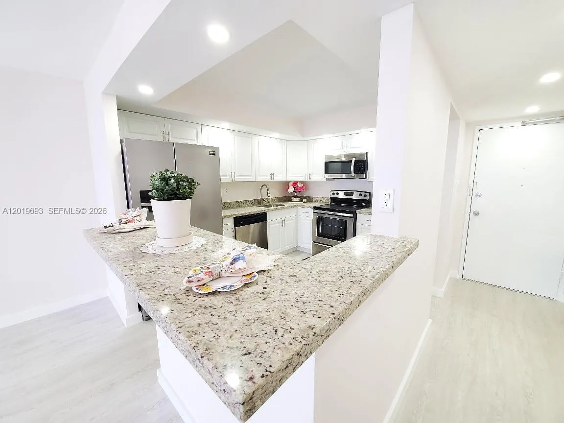 Building Photo - 18011 Biscayne Blvd #503