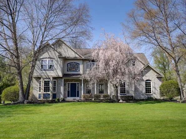 4 Splendor Wood Dr, Penfield, NY 14526