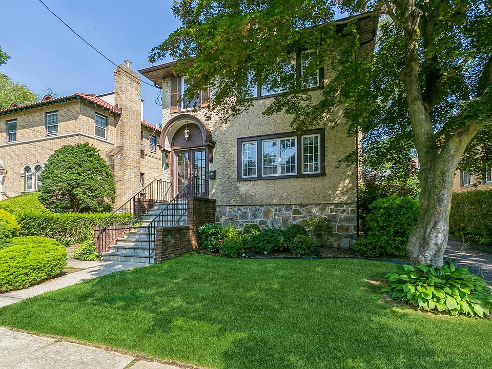 371 Hayward Avenue, Mount Vernon.
Beautifully kept front yard.