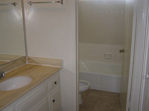 4th image of 633 E 97th St APT 7