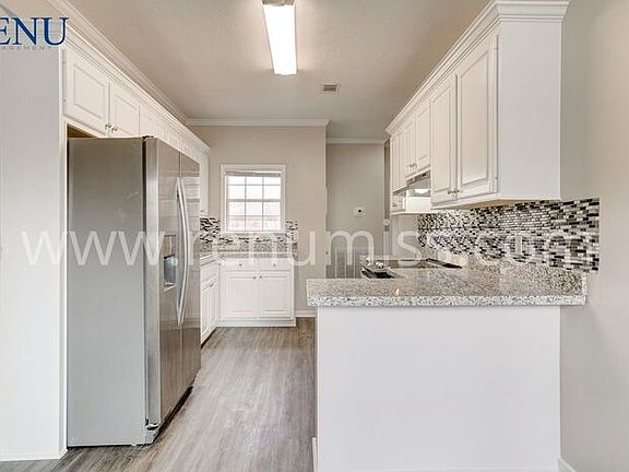 4th image of 302 White Oak Dr