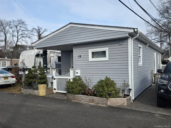 19 Mobile, Bay Shore, NY 11706