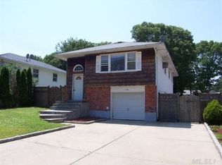 218 Adirondack Dr, Selden, NY 11784