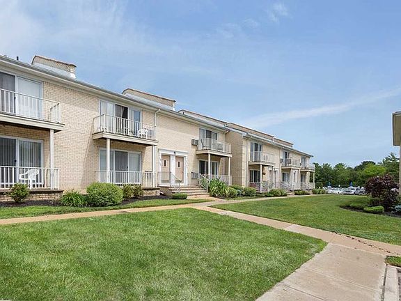 2nd image of 378 Kentwood Blvd