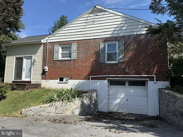 2 bed, 1.0 bath, 1260 sqft, $1,995 — Photo 2
