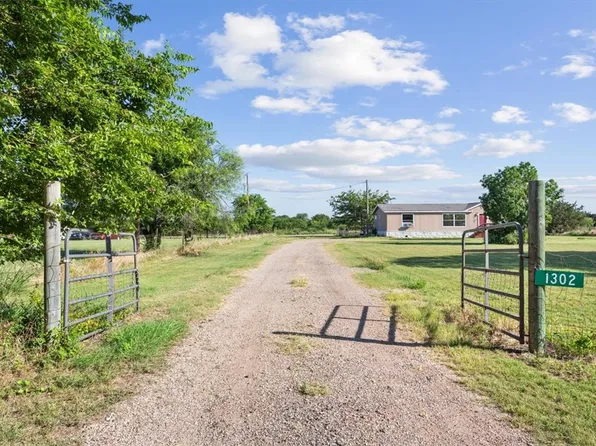 1302 Highland Park Way, China Spring, TX 76633