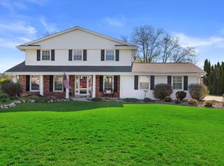 2460 S Graylog Ln, New Berlin, WI 53151