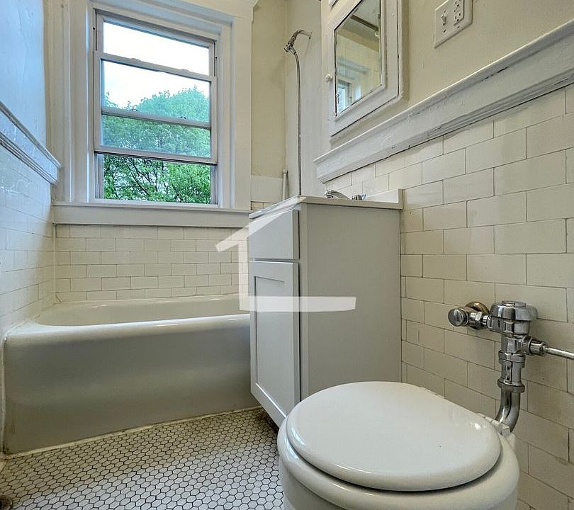 2nd image of 1163 Boylston St APT 32