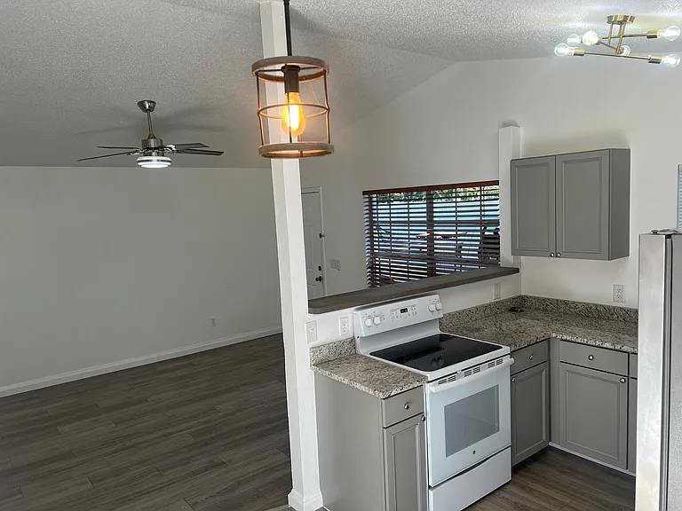 1208 E Gore St — Photo 3