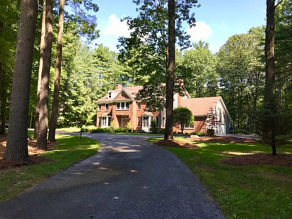 2nd image of 1 Saddle Brook Dr