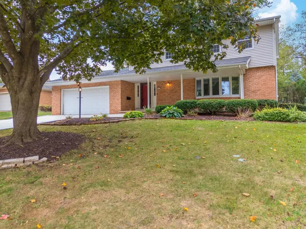 211 Orleans Dr, Bloomington, IL 61701