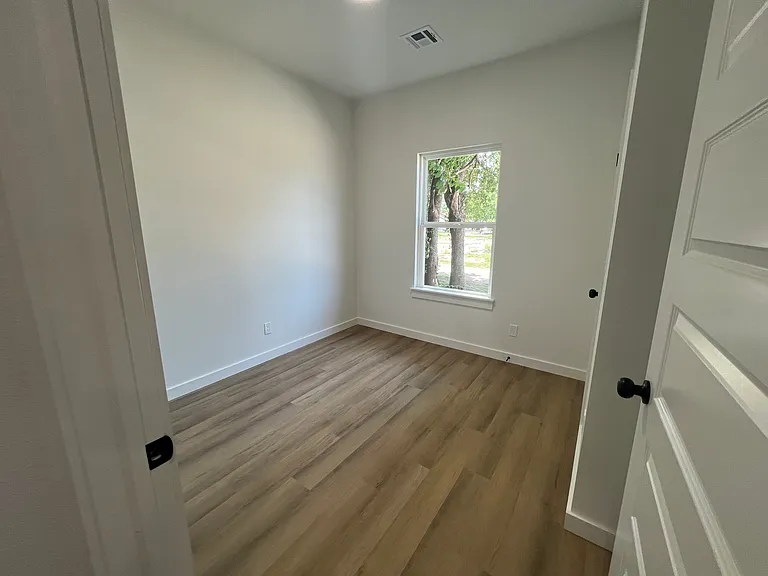 109 N B St — Photo 5