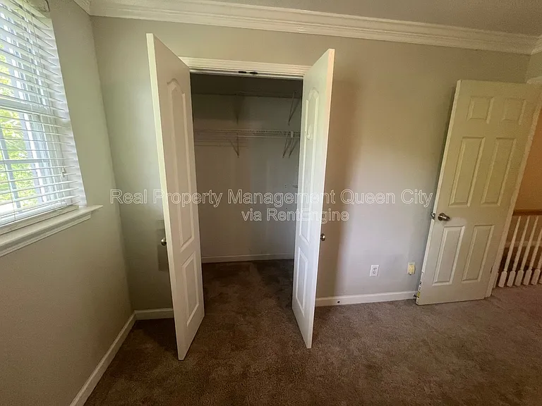 1224 Green Oaks Ln #B — Photo 14