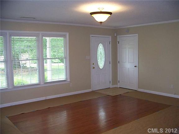 Beautiful view of front yard